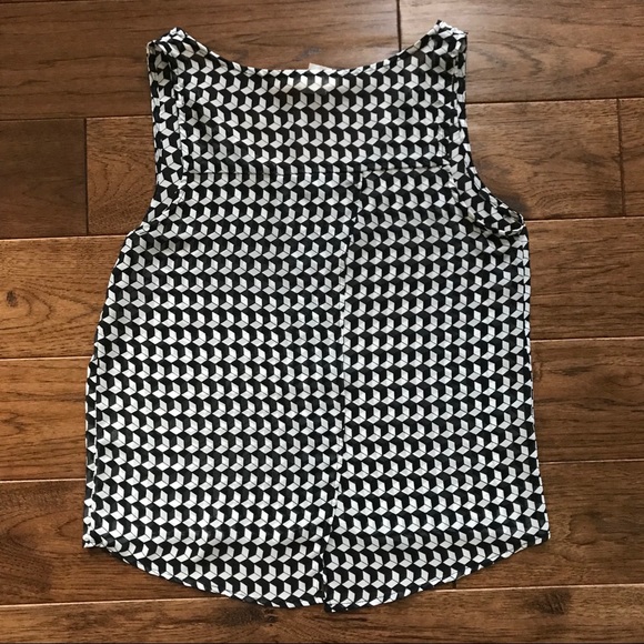 Geo Cube Patterned Sleeveless Button-up Blouse - Picture 4 of 5